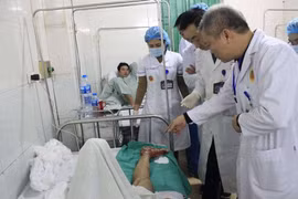 Dùng vạt cơ lưng và da đầu cứu chân bị dập nát toàn bộ