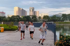 Hà Nội: Nhiều người “quên” đeo khẩu trang nơi công cộng