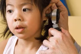 Viêm tai giữa ở trẻ em: Có cần phải điều trị tại chỗ?