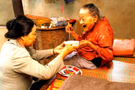 Chăm sóc sức khỏe người cao tuổi bảo đảm thích ứng với già hóa dân số.
