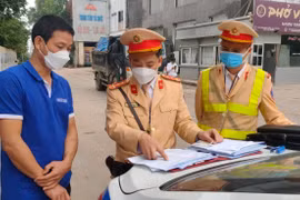 Cán bộ CSGT Đội CSGT đường bộ số 15 hướng dẫn người vi phạm các bước nộp phạt online.