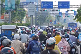 Dự án xây dựng đường nối Trần Quốc Hoàn với đường Cộng Hòa là một trong những dự án quan trọng, nhằm giảm tải giao thông khu vực sân bay Tân Sơn Nhất.