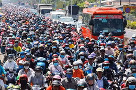 Tăng thuế để hạn chế di cư, ưu tiên người giàu?