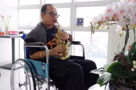 Nghệ sĩ Trần Mạnh Tuấn mới thổi saxophone một đoạn ngắn