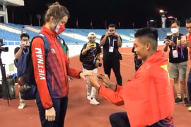 Nhà vô địch SEA Games quỳ gối lấy huy chương vàng cầu hôn bạn gái