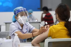 Bộ Y tế thúc giục 13 tỉnh nhận vaccine Covid 