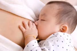 Trẻ mới đẻ bú xong là nôn trớ có phải do bệnh không?