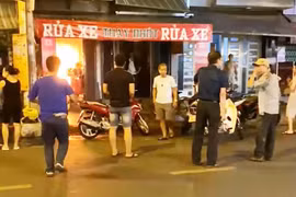 Người dân phát hiện căn nhà phát cháy nên gọi báo cơ quan chức năng.