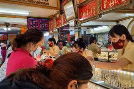 Giá vàng hôm nay 14-10: Rơi tự do, nhà đầu tư mạnh tay gom USD