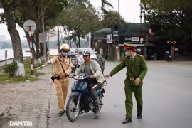 Theo chân CSGT bắt hàng loạt "ma men" chạy xe gắn máy trên đường phố Hà Nội