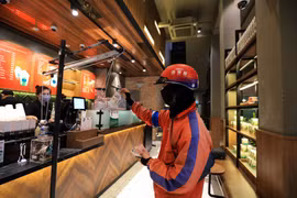 Phúc Long bắt đầu bán mang đi, Highlands và Starbucks vẫn đóng cửa