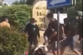 Clip: 3 thiếu niên bị đánh hội đồng dã man ngay trước cổng trường