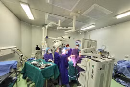 Các bác sĩ phẫu thuật nội soi ít xâm lấn điều trị cho bệnh nhân