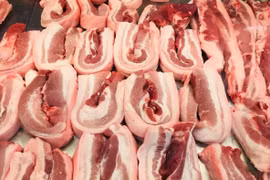 Giá heo hơi lao dốc, thịt ở chợ vẫn ế