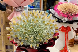Bó hoa đính 100 cây vàng tặng vợ 8/3 gây 'sốc'