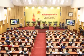 Bí thư Hà Nội chỉ đạo không đẩy bệnh nhân COVID-19 nhẹ lên tuyến trên