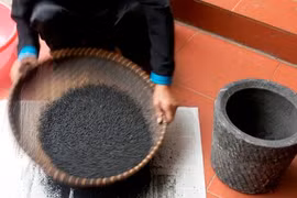 Độc đáo bánh chưng đen Bắc Hà