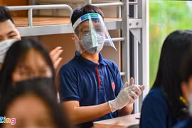 Nguy cơ cận thị, mỏi mắt khi học sinh đeo nón che giọt bắn liên tục