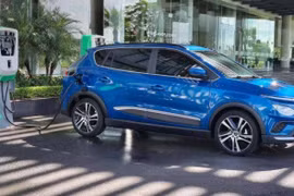 Hạ tầng trạm sạc ô tô điện đang là vấn đề nóng không chỉ với Việt Nam mà cả những nước muốn phát triển ô tô điện. Tại Việt Nam hiện nay, nhiều địa điểm cũng đã được triển khai lắp đặt trạm sạc cho cả xe PHEV lẫn BEV. Tuy nhiên, hầu hết các trạm sạc đã đượ