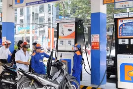 Ngày mai, giá xăng dầu có thể giảm sau 5 lần tăng liên tiếp?