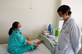 Mổ cấp cứu khối u vú nặng 5kg mà người phụ nữ mang suốt 4 năm
