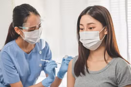 TPHCM: Còn 1,6 triệu người lớn cần chích mũi 2 ngừa Covid-19