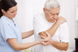 Đau nhức xương khớp ở người cao tuổi khi trời lạnh 