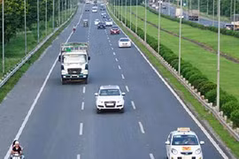 Từ 2020 ô tô đi sai làn đường bị phạt bao nhiêu?