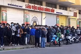 Người hâm mộ xếp hàng mua vé xem trận cuối của Quang Hải