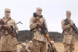 Chiến trường Yeme: Liên quân Ả rập Xê út chiêu mộ cả các tay súng Al-Qaeda nước ngoài chiến đấu chống Houthi