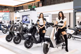 YADEA đột phá với hệ thống đổi pin và công nghệ sạc siêu nhanh vượt trội trên xe điện tại triển lãm EICMA 2021. 