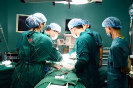 Cắt khối u tuyến giáp khổng lồ chít hẹp đường thở
