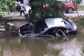 Chiếc ô tô lao xuống mương nước, khiến 2 người tử vong.