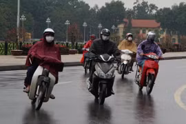 Miền Bắc mưa rét trong ngày làm việc đầu tiên của năm mới
