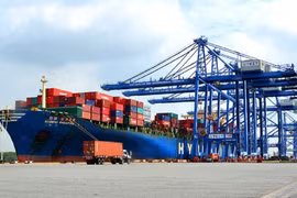 Tăng mức xử phạt vi phạm xếp hàng quá tải tại cảng biển
