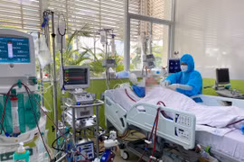 Bệnh nhân nhiễm Covid-19 số 91 có tín hiệu tỉnh, tiếp xúc được