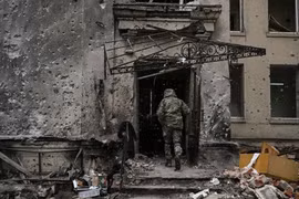lính Ukraine hành hạ tù binh Nga