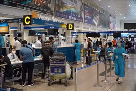 Hành khách làm thủ tục bay tại sân bay Tân Sơn Nhất.