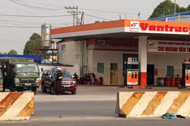 Hàng chục cảnh sát bao vây 2 cây xăng ở Bình Dương