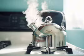 Nước đang nóng sôi chớ vội mở nắp