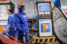 Giá xăng giảm, dầu tăng từ chiều nay