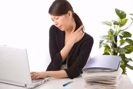 Ngồi làm lâu đau đâu chỉ cột sống