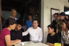 Hai con nữ công nhân bị xe đâm tử vong sẽ được hỗ trợ việc học