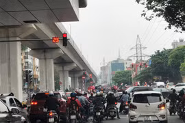 Đường phố Hà Nội bất ngờ nhộn nhịp dù đang 'cách ly toàn xã hội'