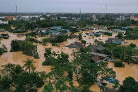 Vì sao miền Trung mưa lũ triền miên?