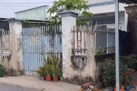 Căn nhà có cổng rào, nơi cháu A. sinh sống.