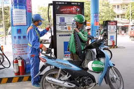 Xăng tăng giá tác động không nhỏ đến các dịch vụ vận tải, trong đó có những người hành nghề xe ôm công nghệ. 