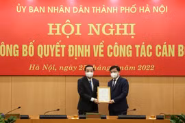Chủ tịch UBND TP Hà Nội Chu Ngọc Anh trao Quyết định bổ nhiệm cho ông Trương Việt Dũng. 