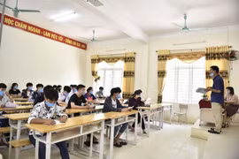 Thí sinh bị đình chỉ vì mang điện thoại vào phòng thi