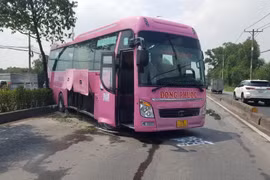 Xe khách bất ngờ nổ lốp, tông ôtô 4 chỗ rồi lao qua dải phân cách